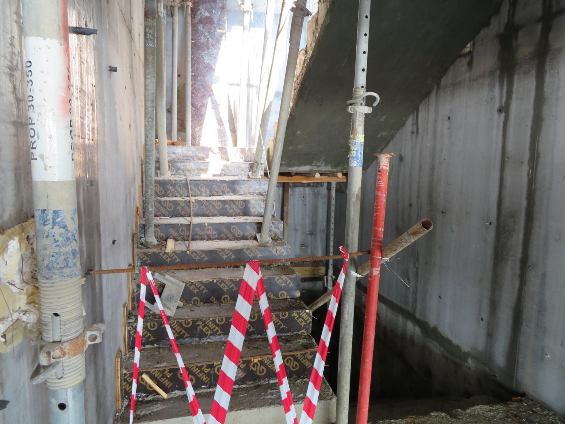 Riviera 32 - Construction