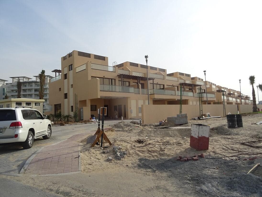 Townhouses At Jumeirah Islands - Construction