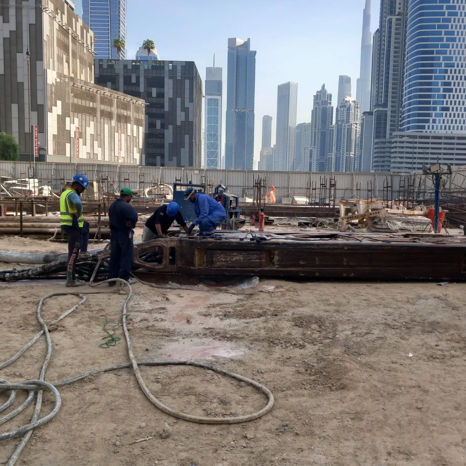 Bayz 102 - Construction