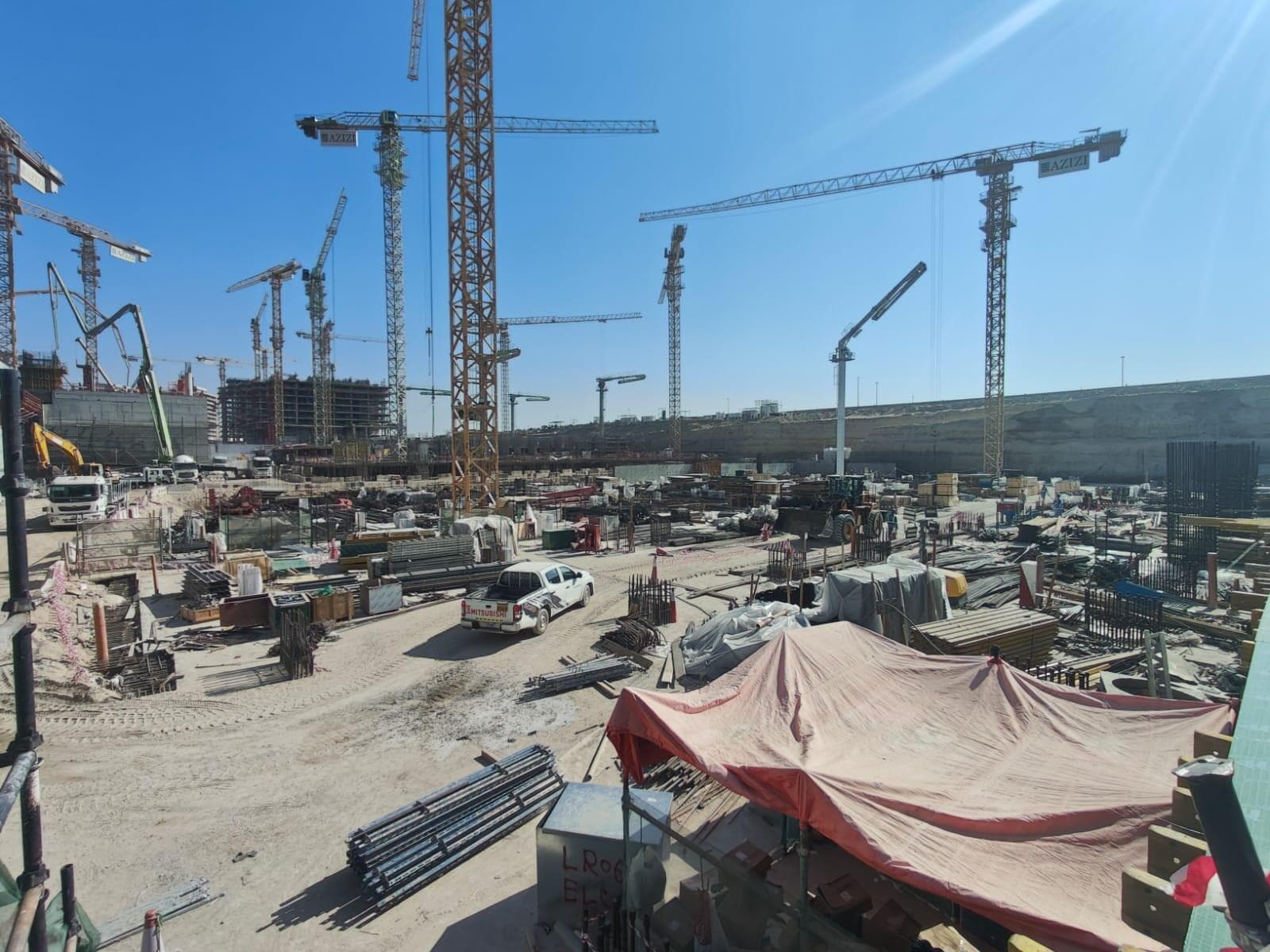 Azizi Venice 12 - Construction