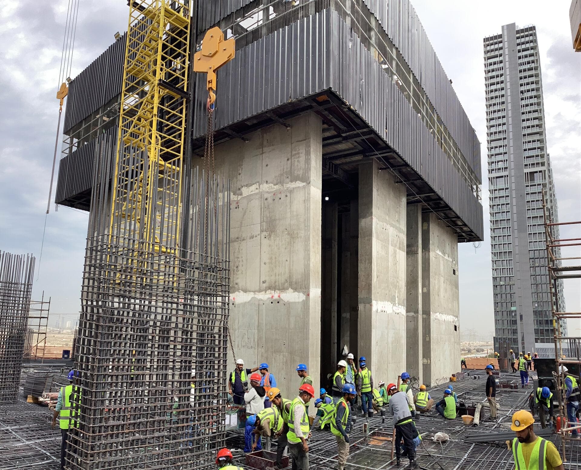 Binghatti Apex - Construction