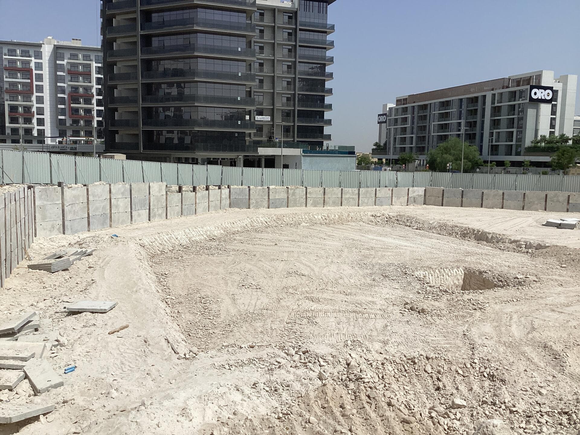 Floarea Grande - Construction