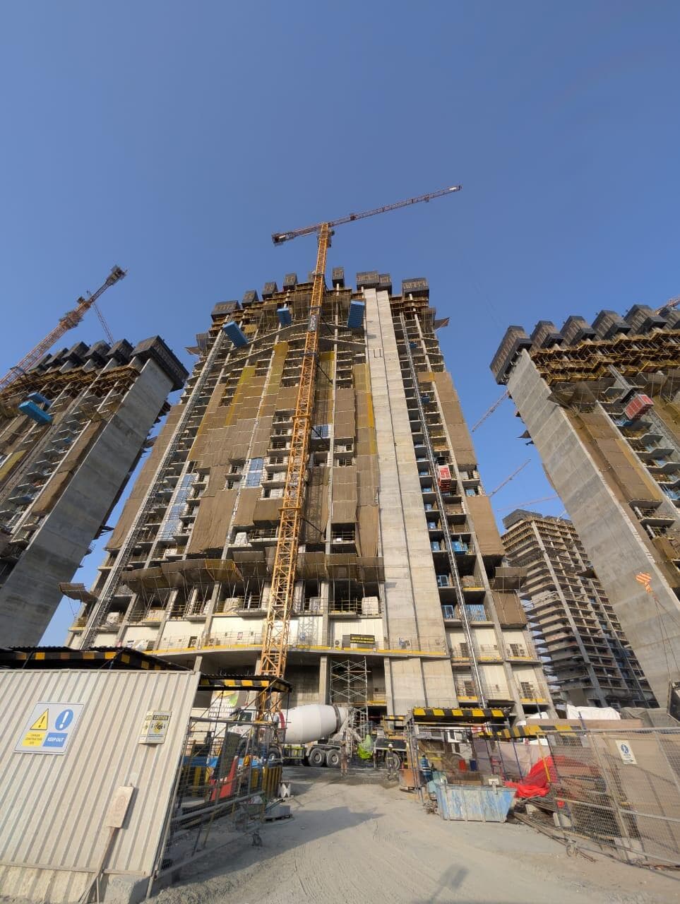 350 Riverside Crescent - Construction