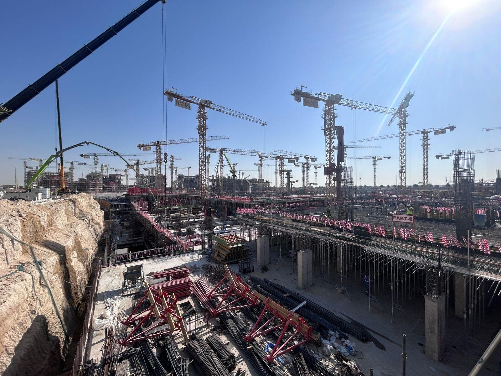 Azizi Venice 14 - Construction