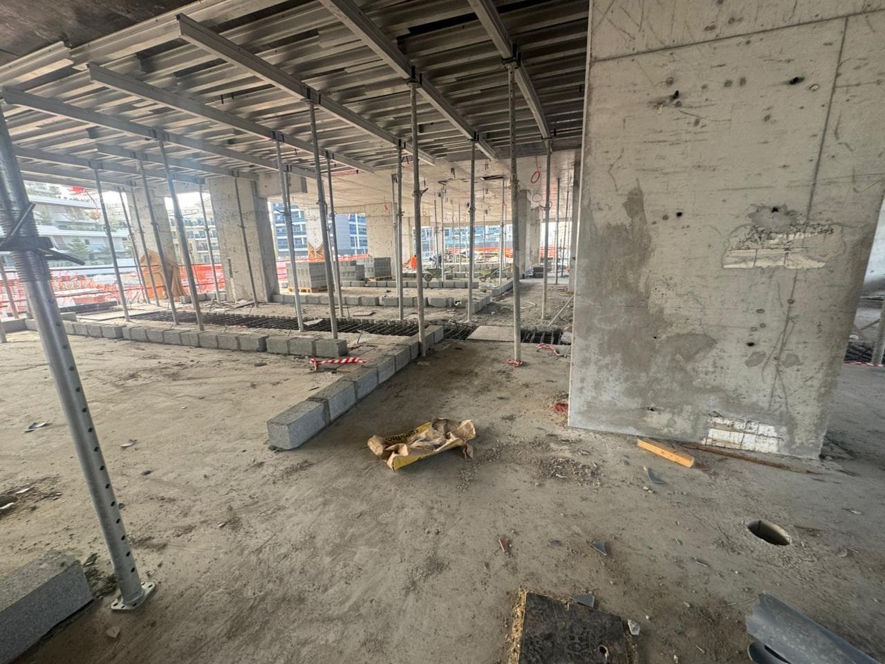 Floarea Grande - Construction