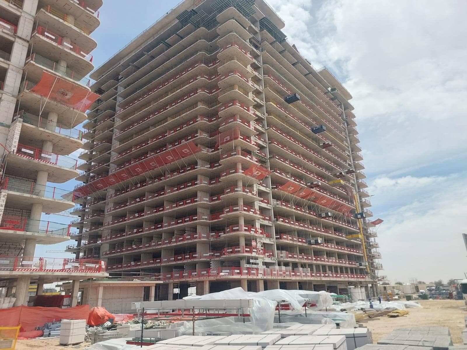 Azizi Venice 13 - Construction
