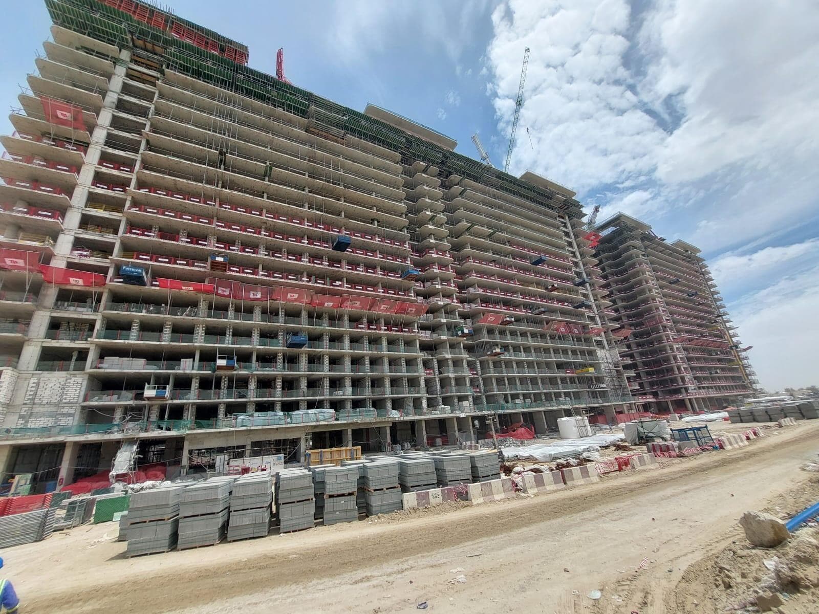 Azizi Venice 13 - Construction