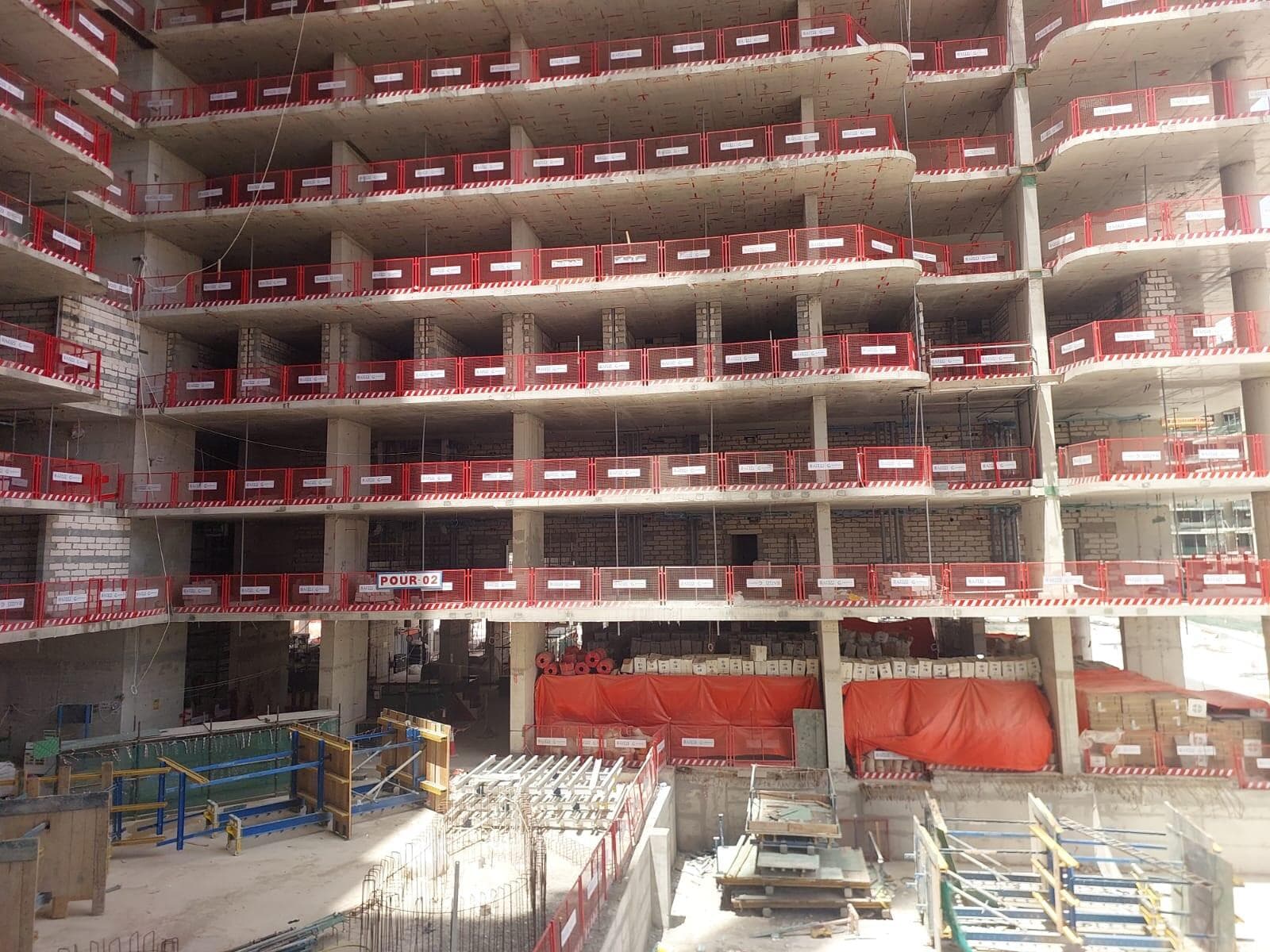 Azizi Venice 13 - Construction