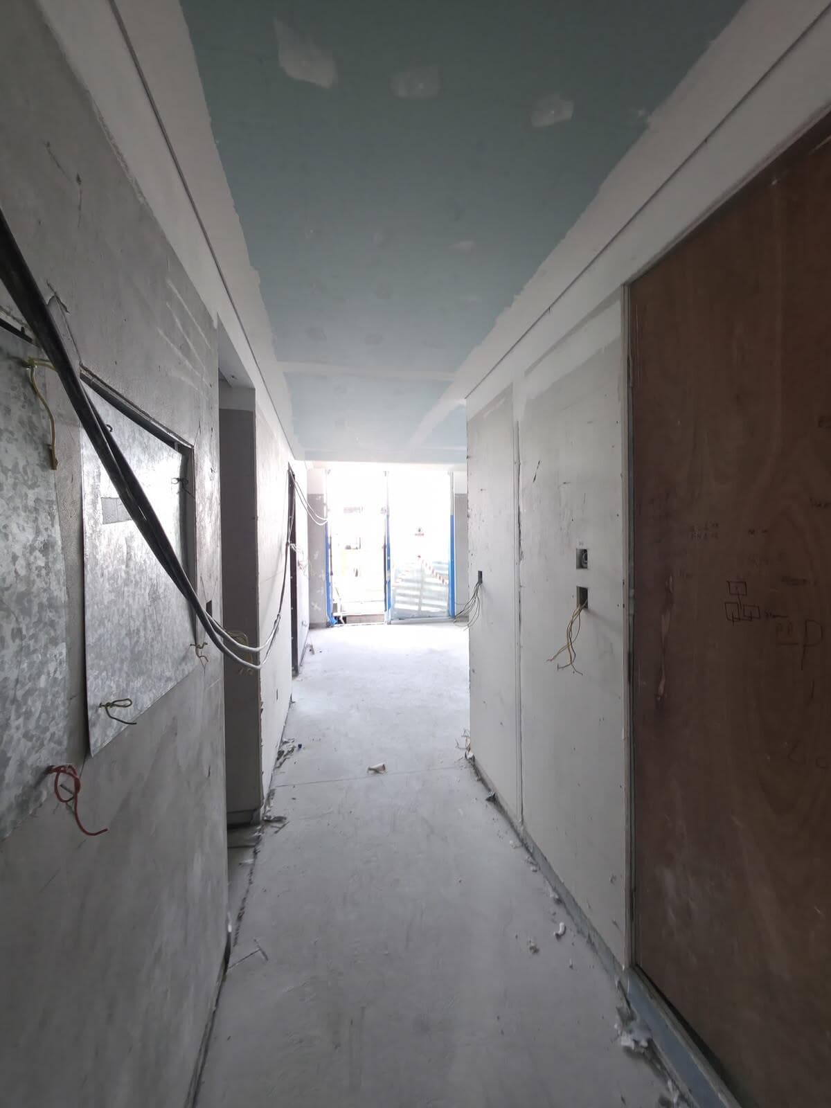 310 Riverside Crescent - Construction